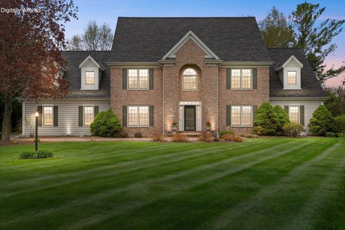 126 Hickory Dr, Delafield, WI, 53018-1351 | Card Image