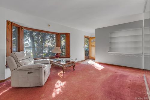 6 Roxbury Dr, Commack, NY, 11725-1323 | Card Image