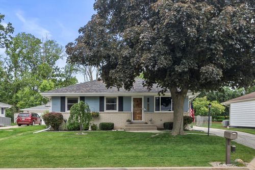 8120 W Norwich Ave, Greenfield, WI, 53220-2213 | Card Image