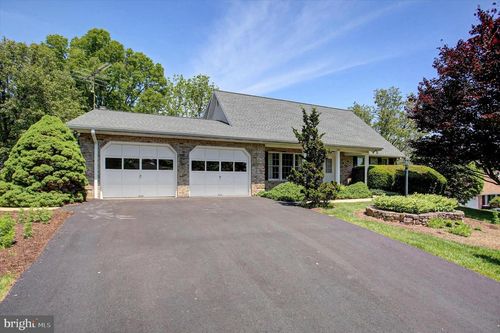 9495 Hesshire Hill Ct, Waynesboro, PA, 17268-8202 | Card Image