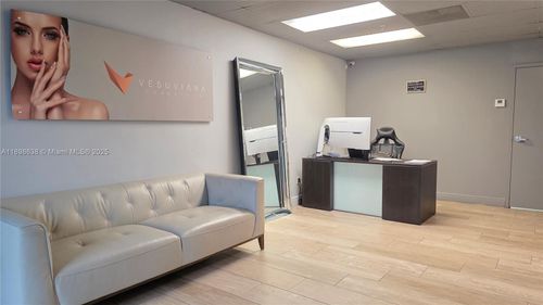 7762 Nw 46th St, Doral, FL, 33166-5460 | Card Image