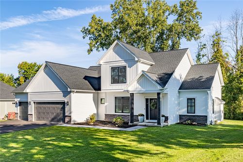 5 Tall Castle Ln, Penfield, NY, 14526-9400 | Card Image