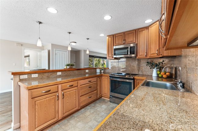 Lots of Counter Space | Image 13