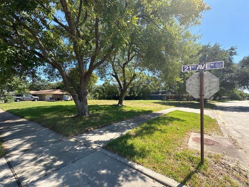 143 21st Ave N, Texas City, TX, 77590-6008 | Card Image
