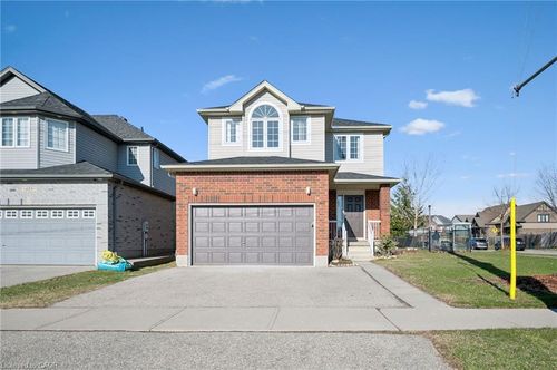 649 Doon Dr South, Kitchener, ON, N2P2X5 | Card Image