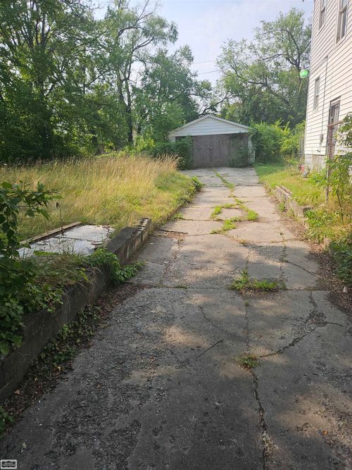 335 Grove St, Highland Park, MI, 48203-2568 | Card Image