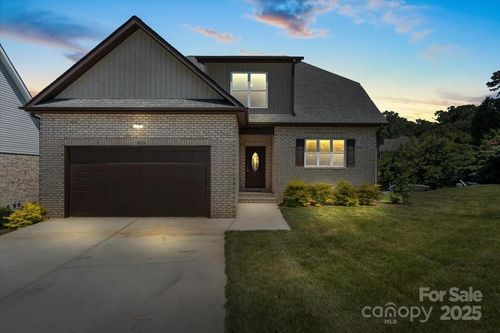 1033 12th Avenue Dr Nw, Hickory, NC, 28601-3076 | Card Image