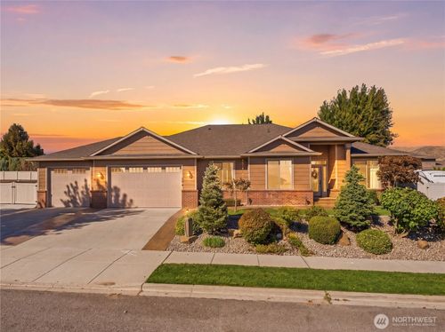 374 Laurie Dr, Wenatchee, WA, 98801-5002 | Card Image