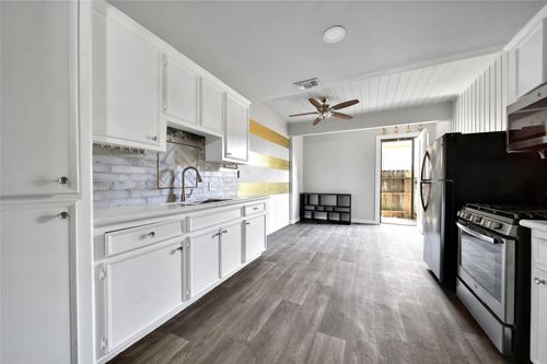 28 Lakeway St, Conroe, TX, 77304-3416 | Card Image