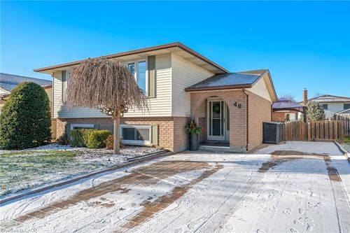 40 Crestcombe Rd, St. Catharines, ON, L2S2J4 | Card Image