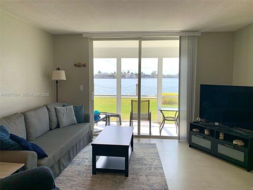 apt-r105-3010 Marcos Dr, Aventura, FL, 33160-2549 | Card Image