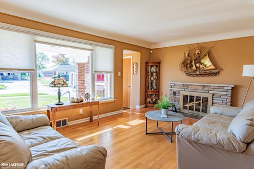 21125 Lakeland St, Saint Clair Shores, MI, 48081-3367 | Card Image