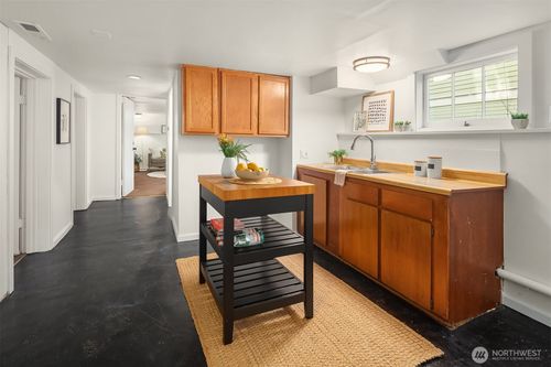 5027 8th Ave Ne, Seattle, WA, 98105-3602 | Card Image