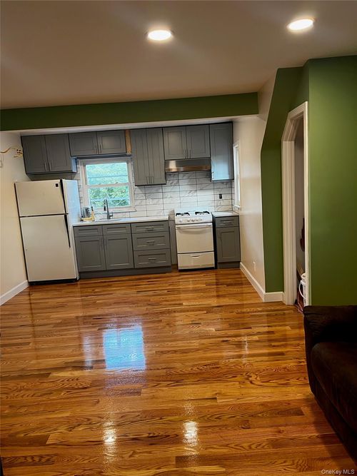 307 Emerson Pl, Valley Stream, NY, 11580-2841 | Card Image