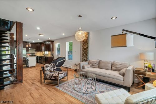 112 9th Ave W, Newark, NJ, 07107-1033 | Card Image