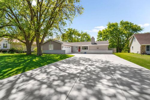 15449 W Mayflower Drive, New Berlin, WI, 53151 | Card Image