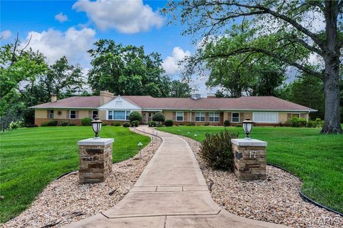 17 Country Aire Drive, Town and Country, MO, 63131 | Card Image