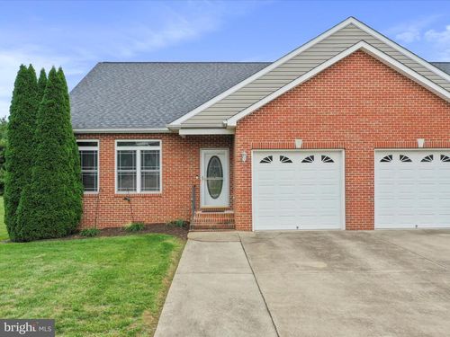 215 Brookline Dr, CHARLES TOWN, WV, 25414-4399 | Card Image