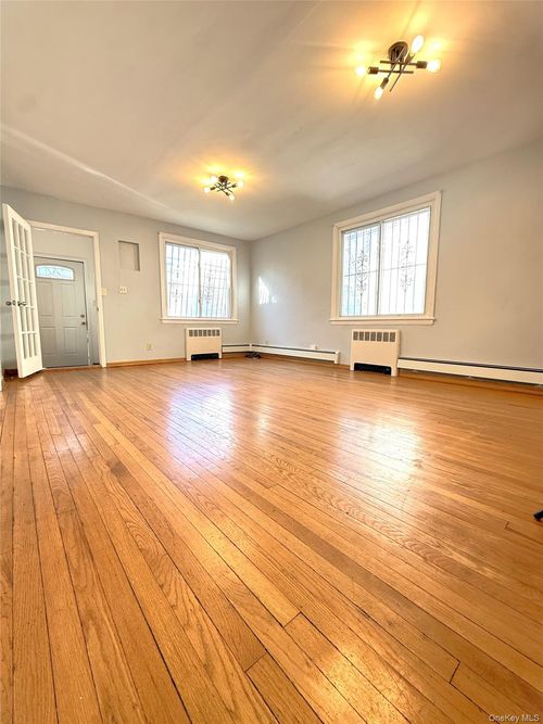 15831 79th Avenue, New York, NY, 11366 | Card Image