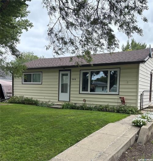 644 1 St St W, House with 2 bedrooms, 1 bathrooms and 2 parking in Shaunavon SK | Card Image