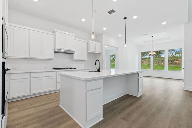 Large Center Island in Kitchen | Image 10