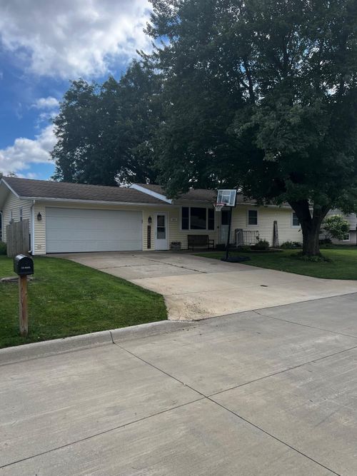 415 10th St Sw, Independence, IA, 50644-2719 | Card Image