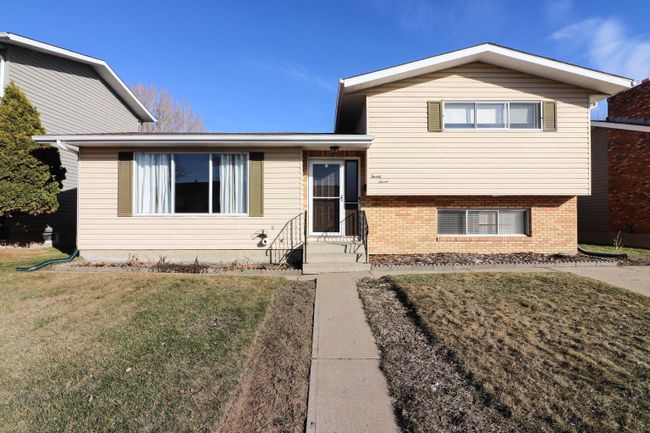 27 Ross Glen Place Se, Home with 3 bedrooms, 2 bathrooms and 3 parking in Medicine Hat AB | Image 1