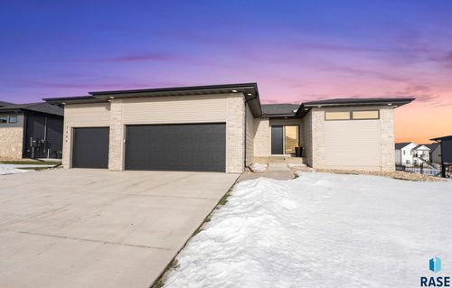 7400 E Shadow Pine Cir, Sioux Falls, SD, 57110-6332 | Card Image