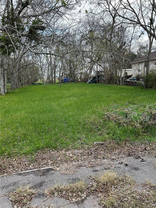 209 Moutray Ave, Wharton, TX, 77488-5141 | Card Image