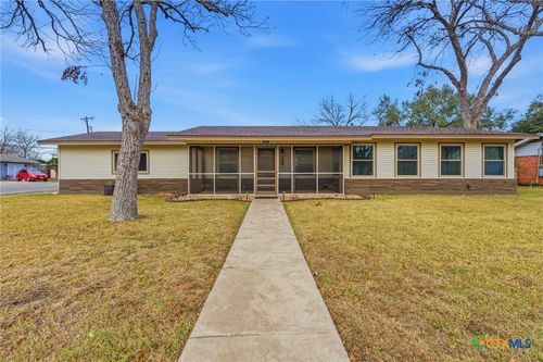 811 Nixon St, Lockhart, TX, 78644-2523 | Card Image