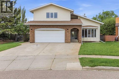 5613 37 St, Lloydminster, AB, T9V1Z2 | Card Image