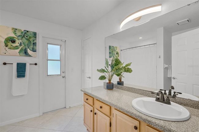 2nd full bath with pool access | Image 18