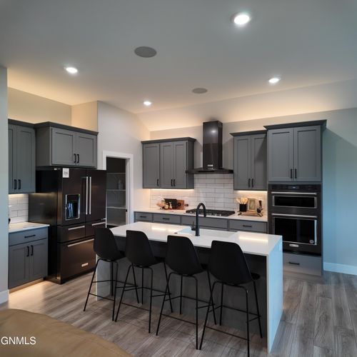 2412 Dutton Cir Se, Mandan, ND, 58554-1644 | Card Image