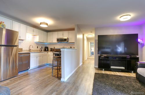 15127 Seagull Dr, Sterling Heights, MI, 48313-2387 | Card Image