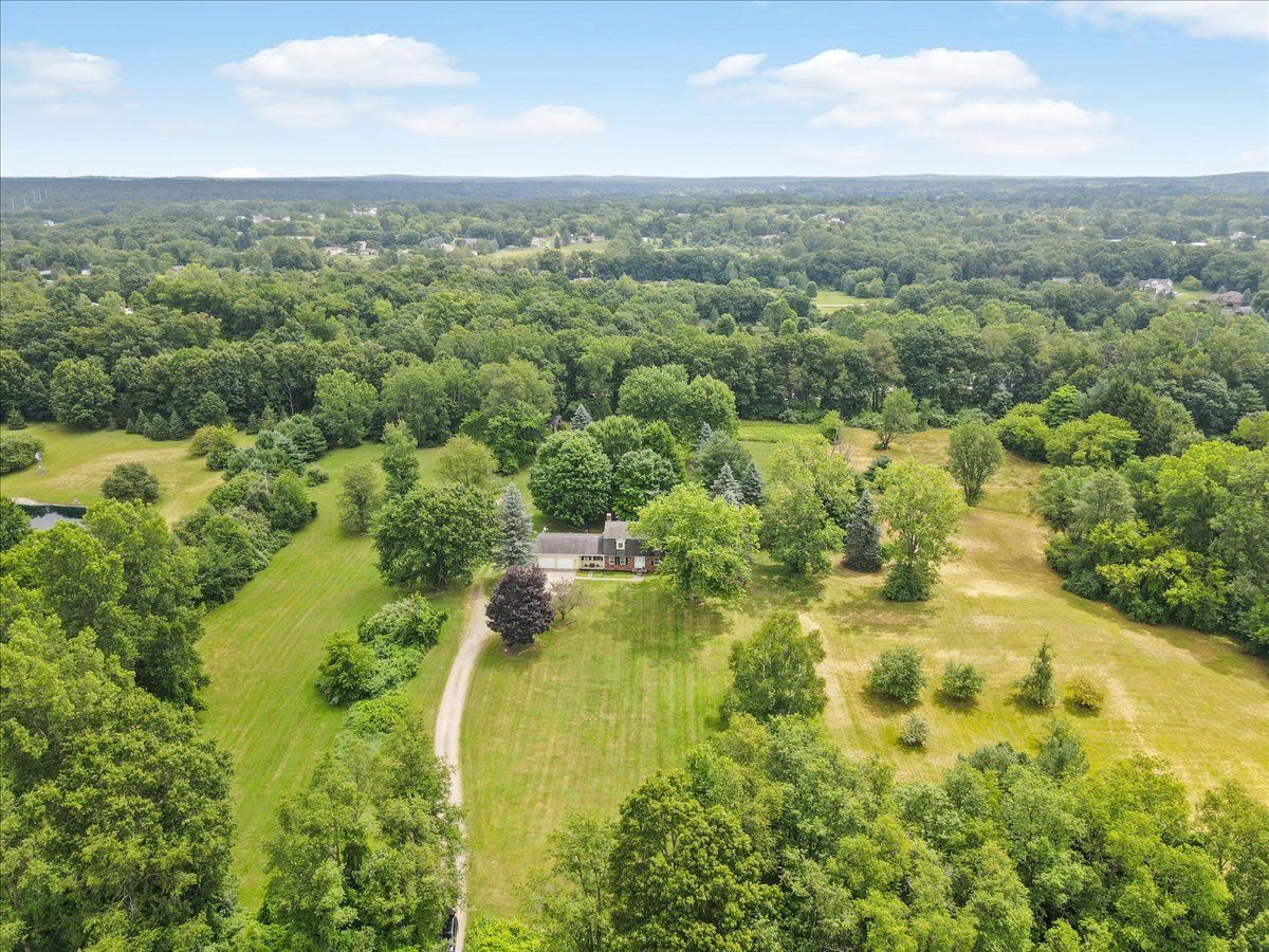 Appomattox St, Holly, MI 48442