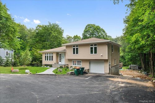 674 Sprout Brook Rd, Putnam Valley, NY, 10579-1811 | Card Image