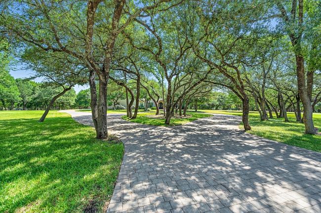 565 Lost Hunters Cyn, House other with 5 bedrooms, 5 bathrooms and 3 parking in China Spring TX | Image 6