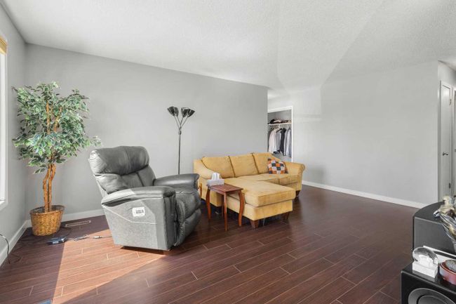 379 Rundleview Drive Ne, Home with 3 bedrooms, 2 bathrooms and 2 parking in Calgary AB | Image 6