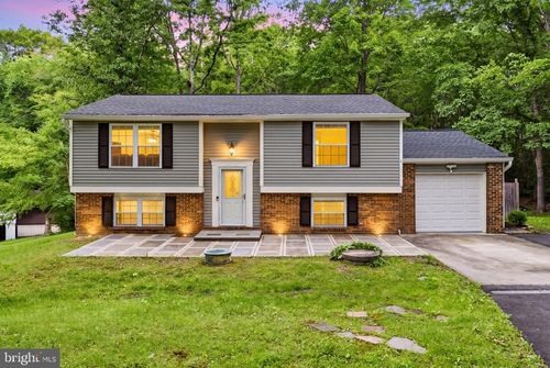 8136 Raphiel Ct, MANASSAS, VA, 20112-3707 | Card Image