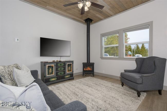 1 Bedroom Apartment/Garage Living Room with Propane Stove | Image 39