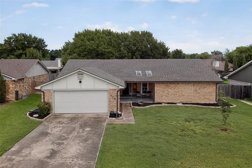 116 Overcrest Dr, Benbrook, TX, 76126-4021 | Card Image
