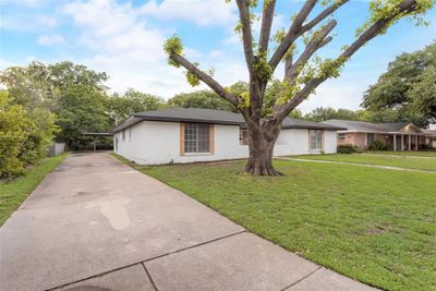 Ranch-style house featuring a front lawn | Image 2