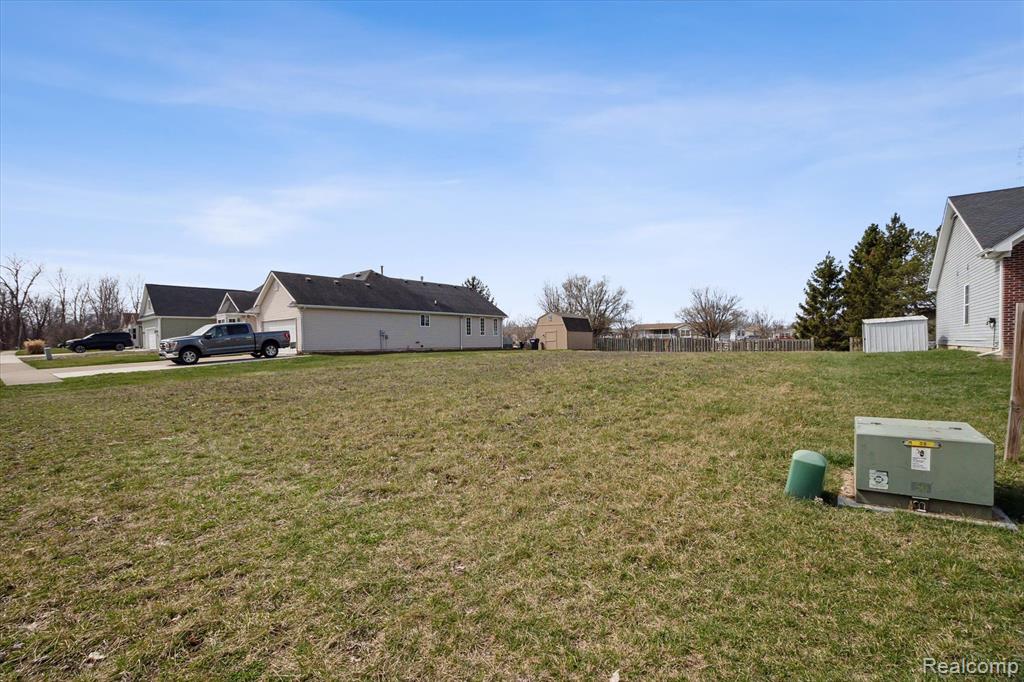 Swallow Dr, Rockwood, MI 48173