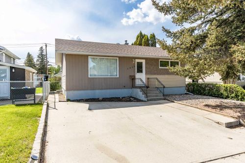 1930 16 Ave Se, Medicine Hat, AB, T1A3T3 | Card Image