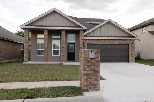 20 Rio Seco Dr, Uvalde, TX, 78801-4037 | Card Image