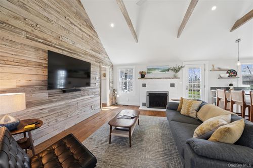 250 Oak Rd, New Suffolk, NY, 11956-2088 | Card Image