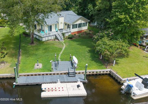 109 Commander Cir, New Bern, NC, 28562-8917 | Card Image