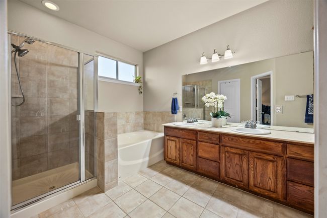 Large Ensuite Bath | Image 18