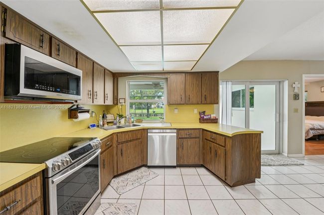1321 Nw 75 Th Ter, House other with 3 bedrooms, 2 bathrooms and null parking in Plantation FL | Image 9