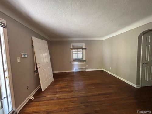 18745 Elkhart St, Harper Woods, MI, 48225-2103 | Card Image